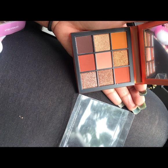 Huda beauty eyeshadow palette - Picture 2 of 3